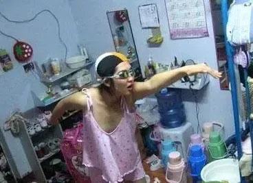 牛牛圖片館 jtsp.blog.china.com 组图:女生在宿舍内忽然功力大增