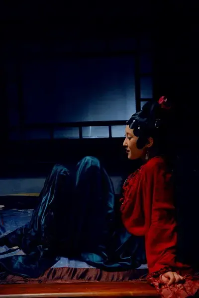 一对金莲或翘或并,没半刻斯文 一对金莲或翘或并,没半刻斯文