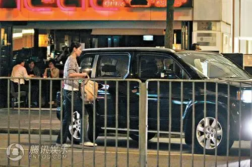 蒙嘉慧很心急的跑上伊健所送的汽车,连回头一望也没有就踩油离去。 蒙嘉慧很心急的跑上伊健所送的汽车,连回头一望也没有就踩油离去。