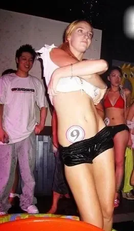 ClUB美女激情四射 湿身暴露男女热舞(组图) ClUB美女激情四射 湿身暴露男女热舞(组图)