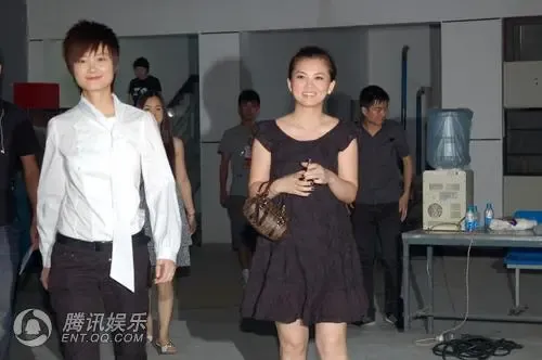 李湘探班绯闻男友王岳伦 大秀情侣手镯 李湘探班绯闻男友王岳伦 大秀情侣手镯