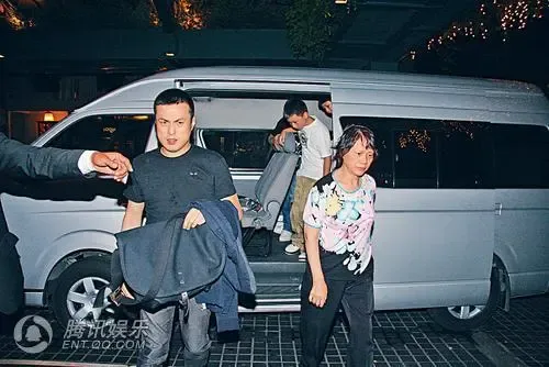 嘉玲的母亲与弟弟与一对新人同行。 嘉玲的母亲与弟弟与一对新人同行。