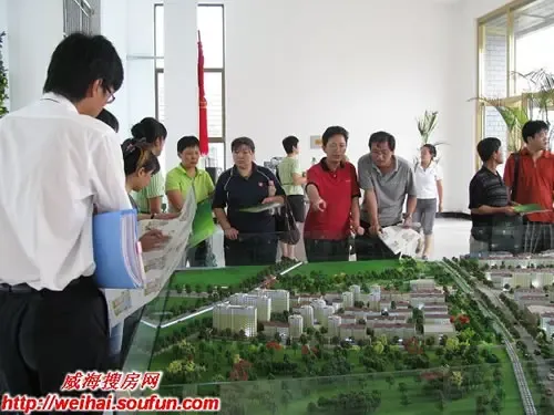 售楼员热情讲解 售楼员热情讲解