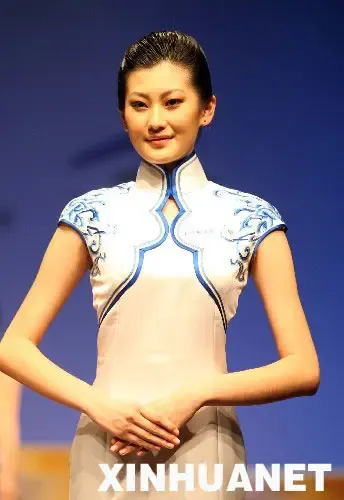 奥运颁奖礼服亮相 青花瓷设计让评委一见钟情 奥运颁奖礼服亮相 青花瓷设计让评委一见钟情