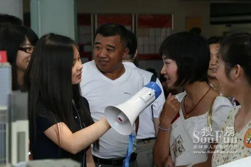 互动小游戏 美女网友忙抢答|搜房地产资讯