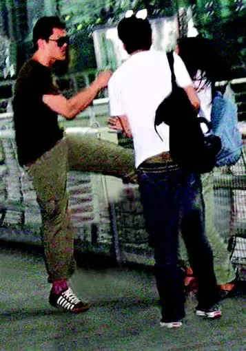 李亚鹏用腿踢向女记者 李亚鹏用腿踢向女记者