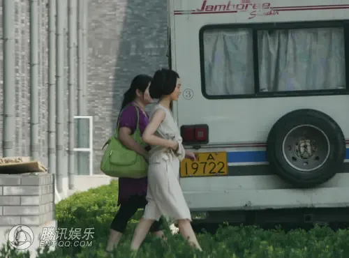 范冰冰 把手伸到衣服下提裤子。 范冰冰 把手伸到衣服下提裤子。