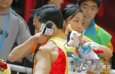 网上惊爆杨威与CCTV漂亮老婆杨云的合照(组图)