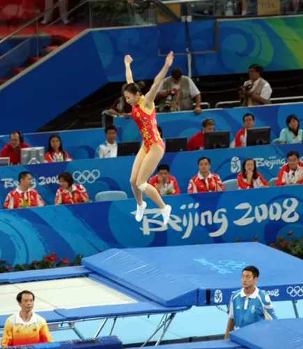 8月18日,中国选手何雯娜在北京奥运会女子蹦床比赛中夺得冠军.