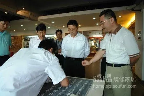 检查组领导马学军在唯美董事长陪同下参观马可波罗手工砖 检查组领导马学军在唯美董事长陪同下参观马可波罗手工砖