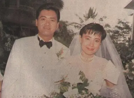 1987年5月6日,32岁的周润发与28岁的陈荟莲,在新加坡举行了隆重的婚礼