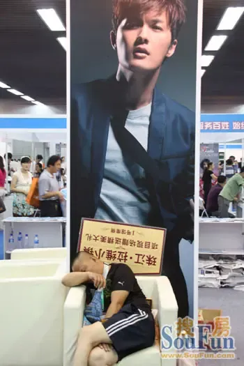 09夏展进入第二天 范冰冰分身现房展?(组图)
点击图片查看下一页 09夏展进入第二天 范冰冰分身现房展?(组图)