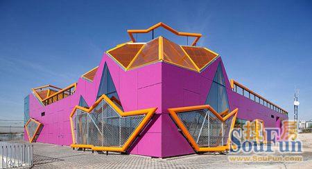 整个建筑的外形很现代,颜色很鲜艳,大块的紫红色和亮黄色,橙色搭配.