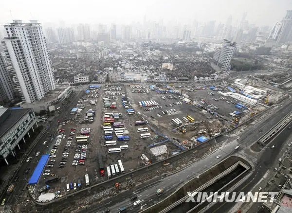 2月1日拍摄的上海外滩国际金融服务中心(8-1地块)项目用地(画面中部).