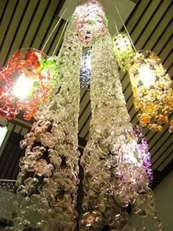 用废旧饮料瓶制作华丽吊灯(图)