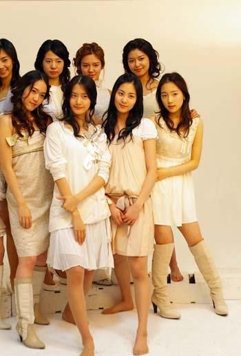 和韩国大多数偶像团体或个人一样,少女时代出道以来所有的专辑和活动