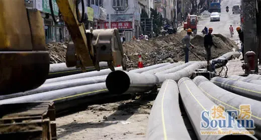 市区天然气铸铁管道全面升级 消除泄漏风险_房