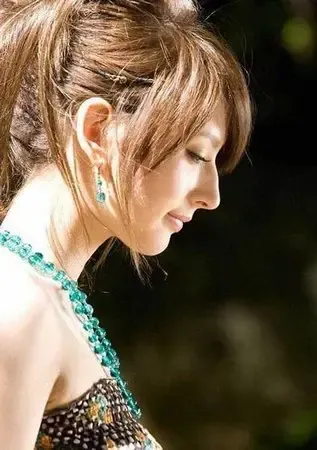 四国<em>混血</em>性感<em>美女模特</em>莉亚·迪桑 雪地豪宅(图