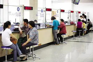 济南市房管局房产交易大厅里也没有了往日的繁忙.