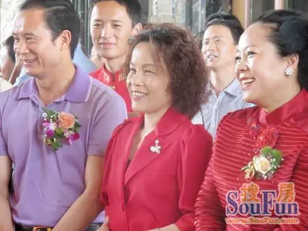星河湾集团副董事长,常务副总裁吴惠珍,星河湾集团董事副总裁梁上燕与