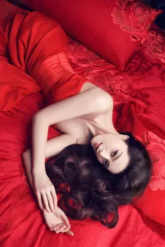 组图:男人节范冰冰拍床照震撼娱乐圈 曝史上最全最惊艳床照 组图:男人节范冰冰拍床照震撼娱乐圈 曝史上最全最惊艳床照