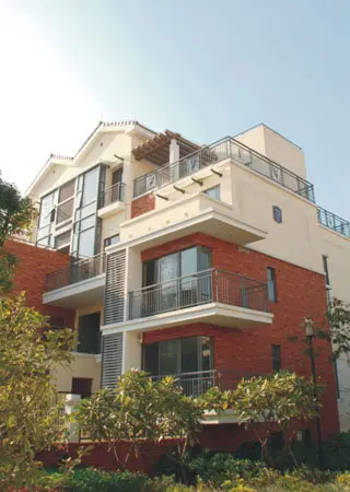 11;绿化率:40%;总户数:约1800户;停车位:约2000个;所在区域:东莞市