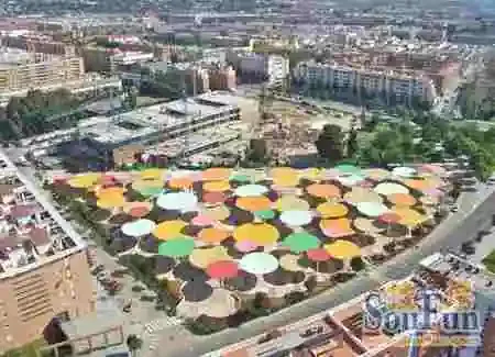 五彩缤纷的: 科尔多瓦彩虹伞广场(图)