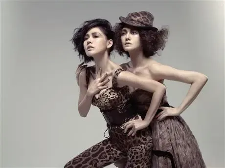 孙燕姿与妹妹真假难辨 美艳明星家人pk照(图)|搜