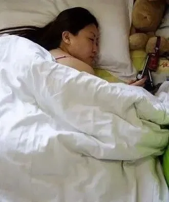 中国空姐私生活照遭外泄光鲜职业背后的辛酸生