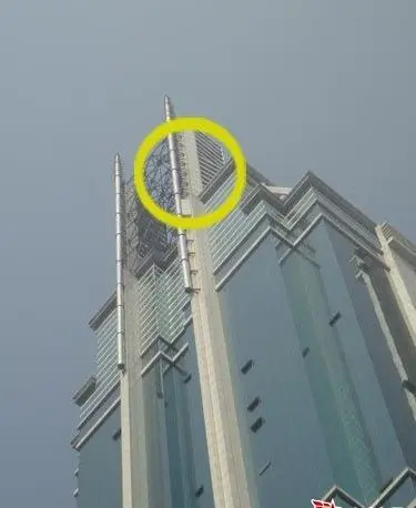 13日男子从世贸大厦跳下当场死亡 跳楼原因不明(图)