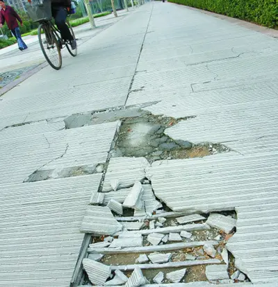 郑州中州大道黄河路—货站街段行道砖千疮百孔