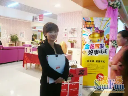 意风家具导购人员微笑迎接顾客