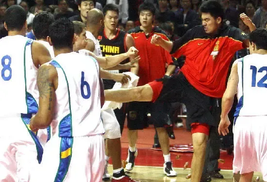 中国男篮爆发群殴 朱芳雨带头耍中国功夫铁头