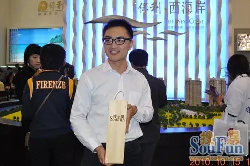 保利(大连)营销部经理李壮恭祝搜房上市-土地资