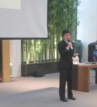 招商嘉铭•珑原项目总监郭永波为考察团嘉宾全方位讲解项目