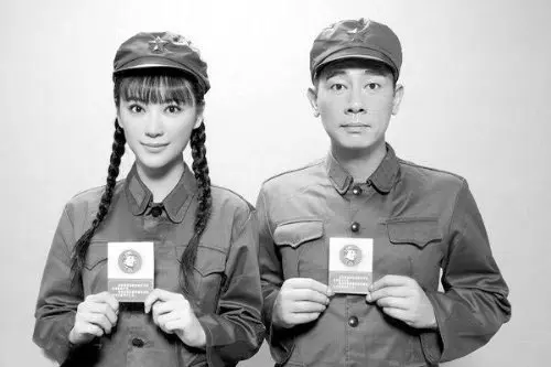 陈小春应采儿拍甜蜜婚纱照 幸福家居生活由此开始 ...
