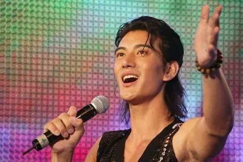 口臭+脚臭的明星