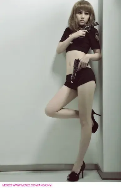气质美女王馨漪+演绎特务j真人秀完美身材