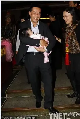  张嘉译 亲 老婆 (2/19张)