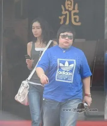 县委书记熊抱<em>管彤</em>惹怒了<em>韩红</em>? 知名女主播情感