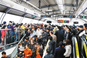 深圳地铁3号线元旦客流爆满 部分车站人山人海