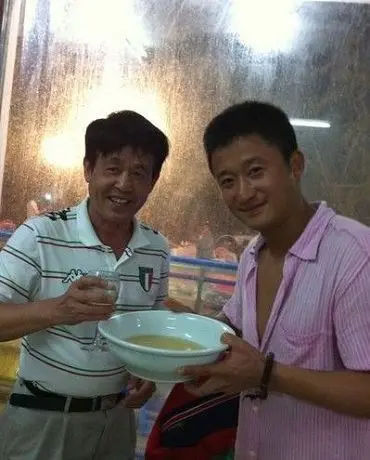 吴京晒温馨家居照 和老爸pk酒量