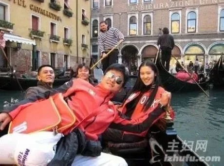 吴京晒温馨家居照 和老爸PK酒量|搜房地产资讯