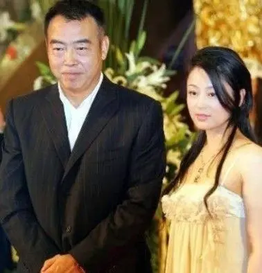 杨亚洲和前妻唐双文由于聚少离多,感情出现了问题,杨亚洲和唐双文