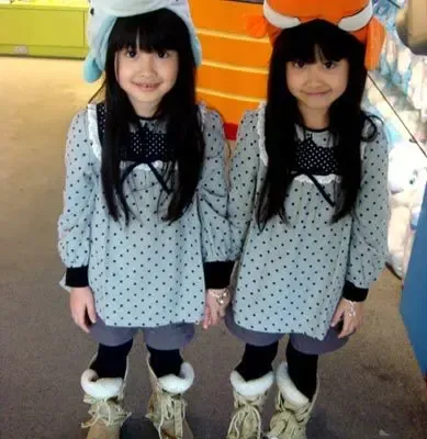 <em>史上最美</em>双胞胎长成<em>少女</em> 甜美可人家居生活照