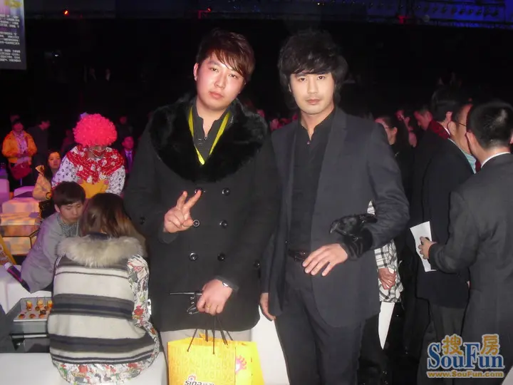 史上最牛劫匪砸窗哥 如此抢银行雷死人不偿命