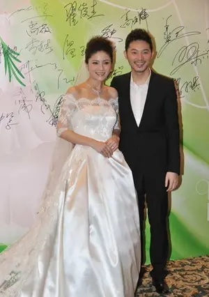 沙溢胡可大婚 幸福结婚照秀恩爱甜蜜