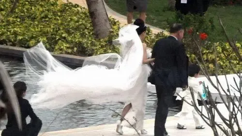 <em>大s汪小菲</em>婚礼现场 天公不作美竟然刮起狂风~