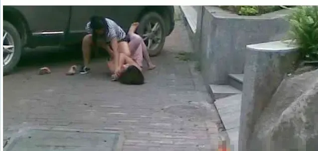 小三被原配扒光暴打图片