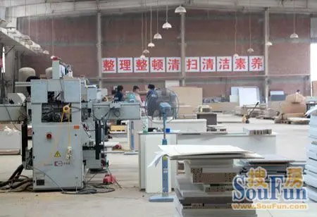 车间全景,背后是车间的标语